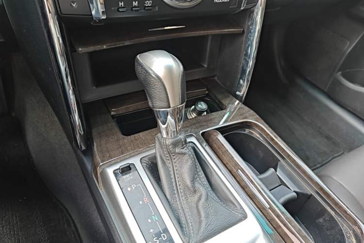 Used Toyota Reiz 2013 2.5V Elite Edition Gear Lever