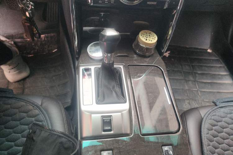 Used Toyota Reiz 2013 2.5V Elite Edition Gear Lever