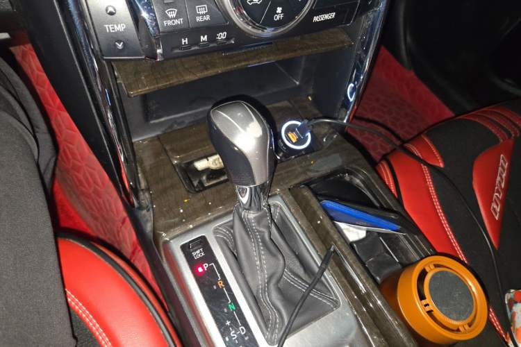 Used Toyota Reiz 2013 2.5V Elite Edition Gear Lever