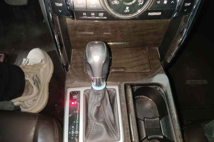Used Toyota Reiz 2013 2.5V Elite Edition Gear Lever