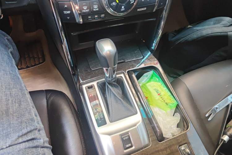 Used Toyota Reiz 2013 2.5V Elite Edition Gear Lever