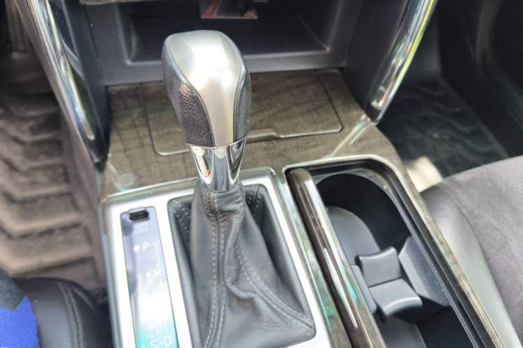 Used Toyota Reiz 2013 2.5V Luxury Navigation Edition Gear Lever