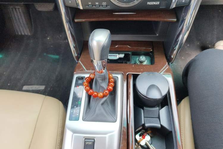 Used Toyota Reiz 2013 2.5V Elite Edition Gear Lever