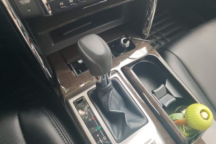 Used Toyota Reiz 2013 2.5S Elite Edition Gear Lever