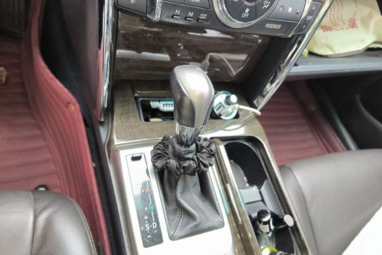 Used Toyota Reiz 2013 2.5V Elite Edition Gear Lever