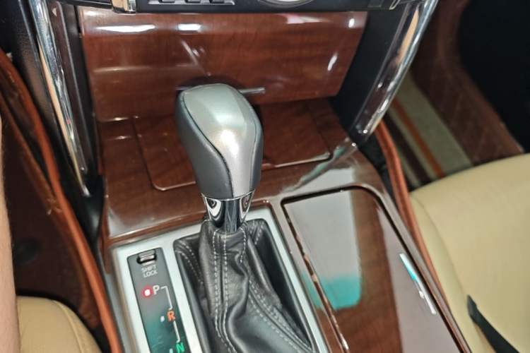 Used Toyota Reiz 2013 2.5V Elite Edition Gear Lever