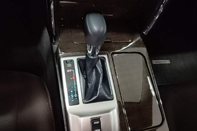 Used Toyota Reiz 2013 2.5S Elite Edition Gear Lever