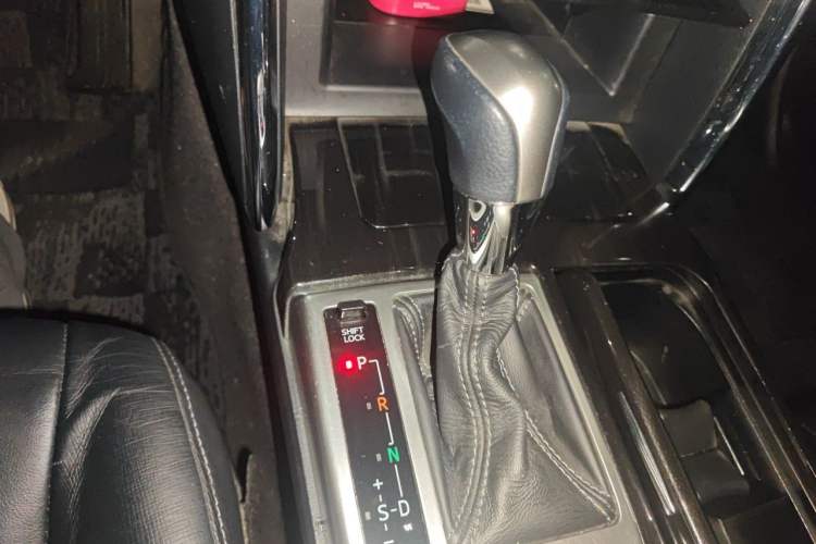Used Toyota Reiz 2013 2.5V Elite Edition Gear Lever