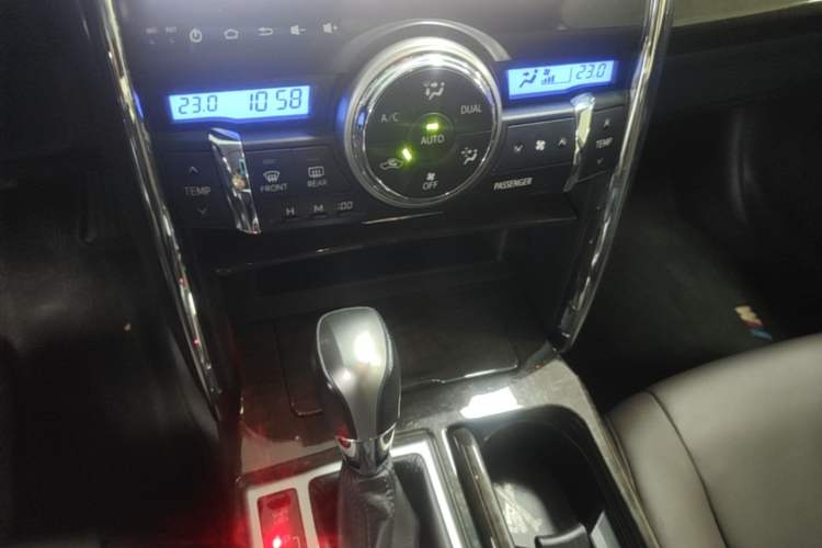 Used Toyota Reiz 2013 2.5V Elite Edition Gear Lever