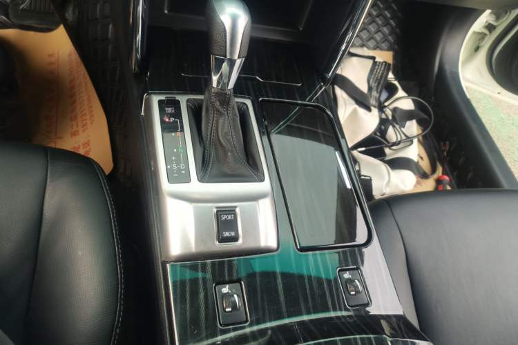 Used Toyota Reiz 2013 2.5V Elite Edition Gear Lever