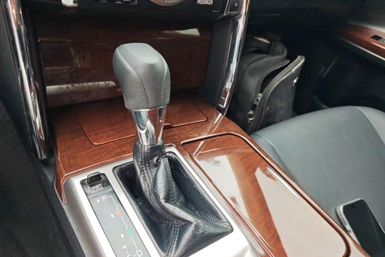 Used Toyota Reiz 2013 2.5S Elite Edition Gear Lever