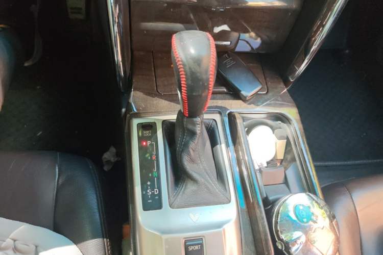 Used Toyota Reiz 2013 2.5V Luxury Navigation Edition Gear Lever