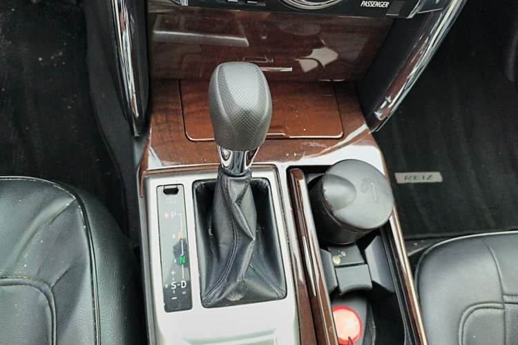 Used Toyota Reiz 2013 2.5S Elite Edition Gear Lever