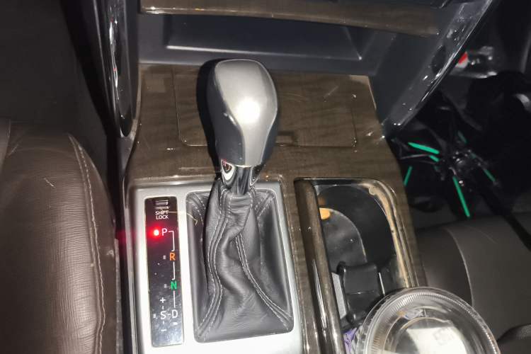 Used Toyota Reiz 2013 2.5V Elite Edition Gear Lever
