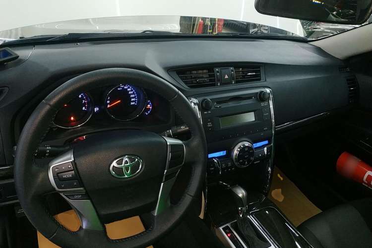 Used Toyota Reiz 2013 2.5V Elite Edition Interior 2