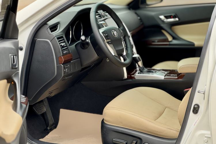 Used Toyota Reiz 2013 2.5V Elite Edition Interior 4