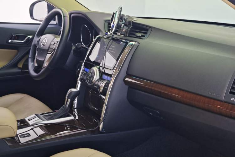 Used Toyota Reiz 2013 2.5V Elite Edition Interior 6