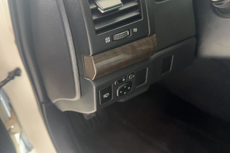 Used Toyota Reiz 2013 2.5V Elite Edition Interior 6