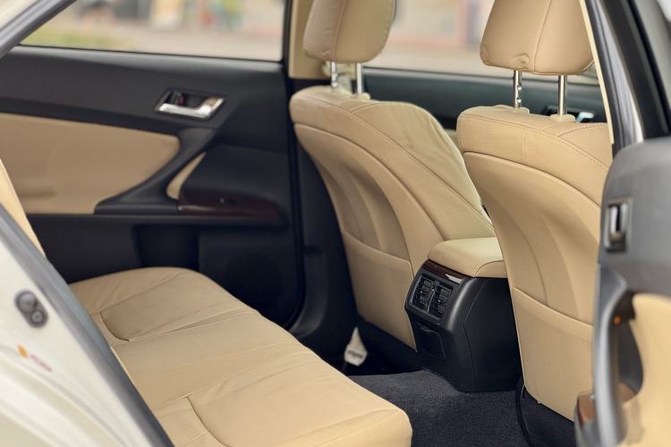 Used Toyota Reiz 2013 2.5V Elite Edition Interior 8
