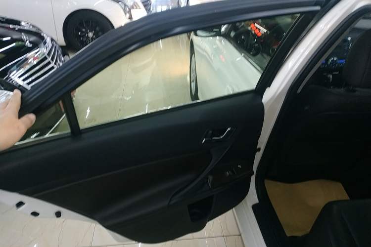 Used Toyota Reiz 2013 2.5V Elite Edition Interior 8