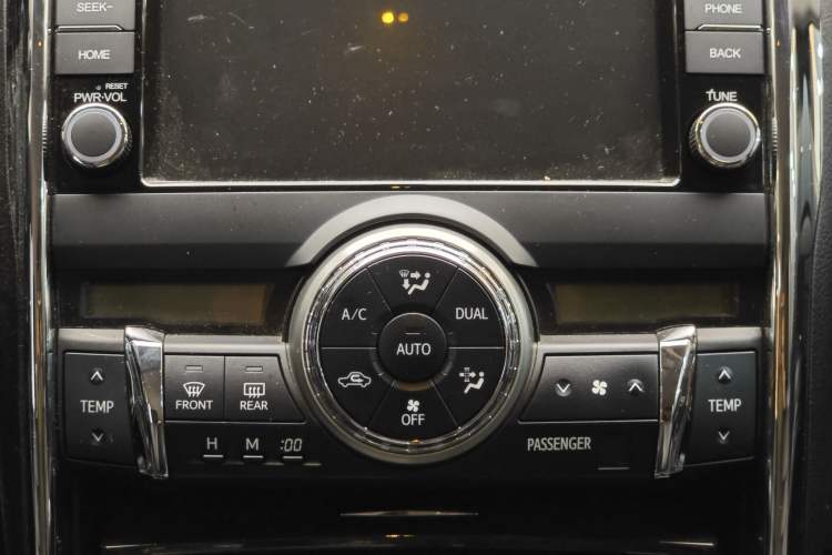 Used Toyota Reiz 2013 2.5S Elite Edition Interior 9