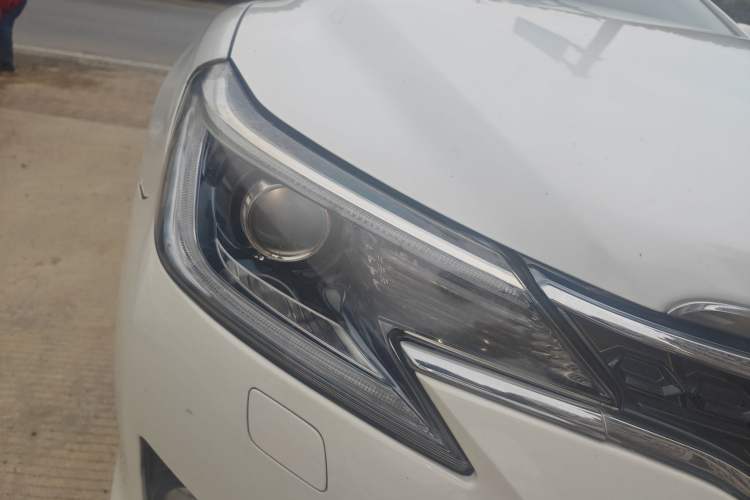 Used Toyota Reiz 2013 2.5S Elite Edition Right Front Headlight