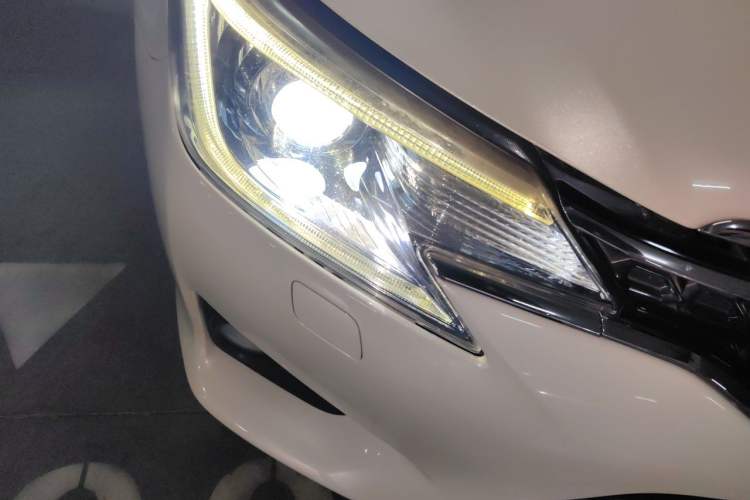 Used Toyota Reiz 2013 2.5S Elite Edition Right Front Headlight