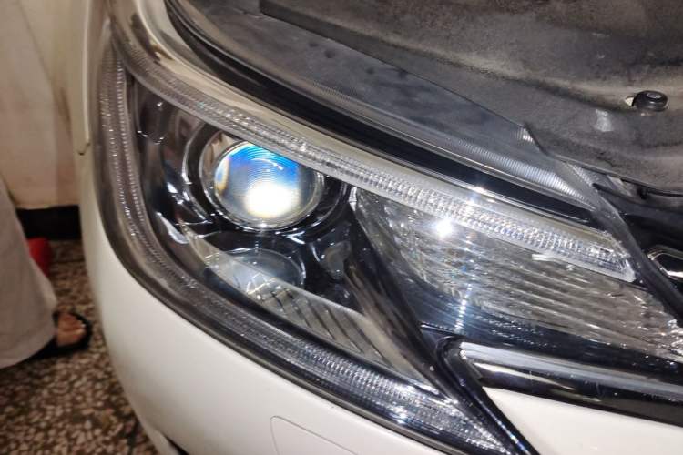 Used Toyota Reiz 2013 2.5V Elite Edition Right Front Headlight
