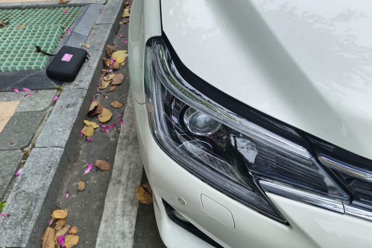 Used Toyota Reiz 2013 2.5V Supreme Edition Right Front Headlight