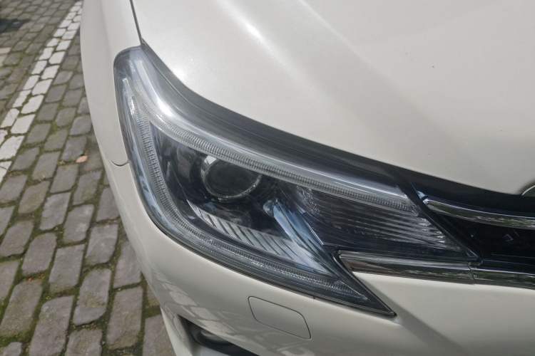 Used Toyota Reiz 2013 2.5S Elite Edition Right Front Headlight