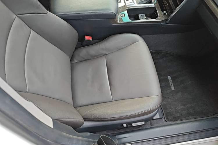 Used Toyota Reiz 2013 2.5V Elite Edition Right Front Seat