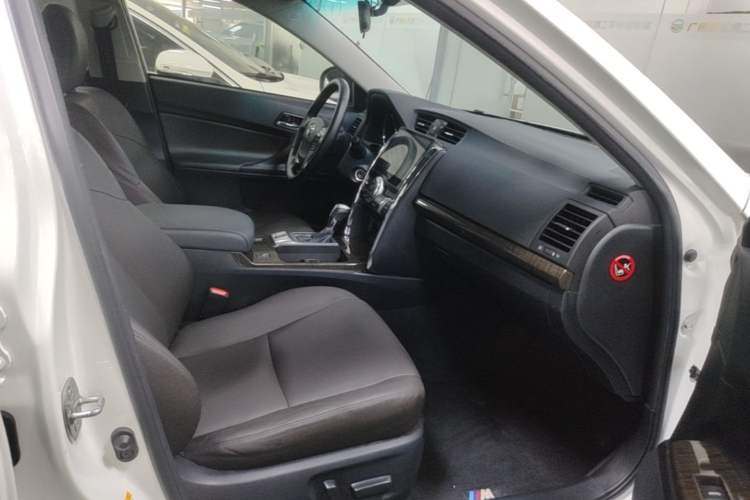 Used Toyota Reiz 2013 2.5V Elite Edition Right Front Seat
