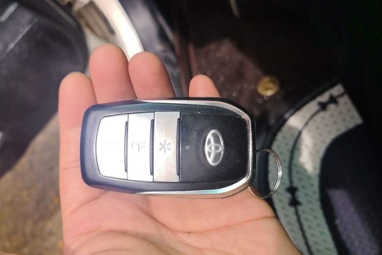 Used Toyota Reiz 2013 2.5V Elite Edition Vehicle Key