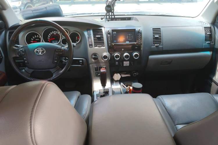 Used Toyota Sequoia 2010 5.7 Platinum Edition Center Console