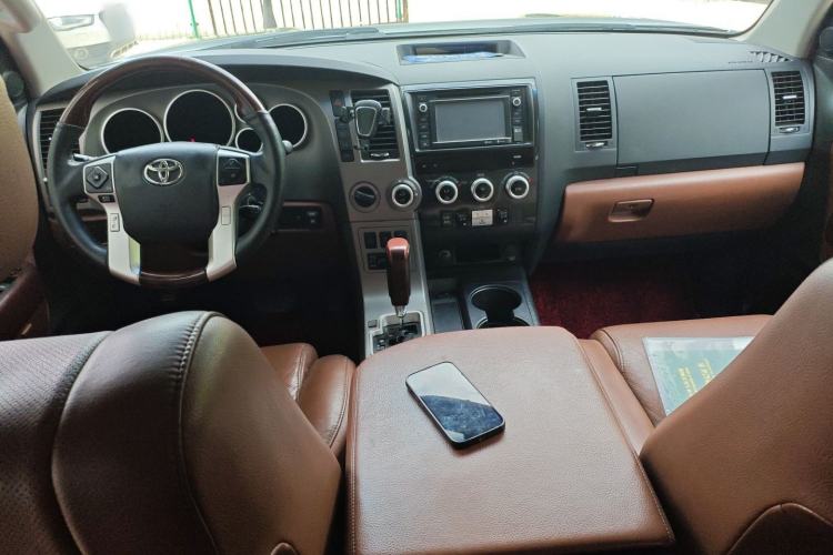 Used Toyota Sequoia 2010 5.7 Platinum Edition Center Console