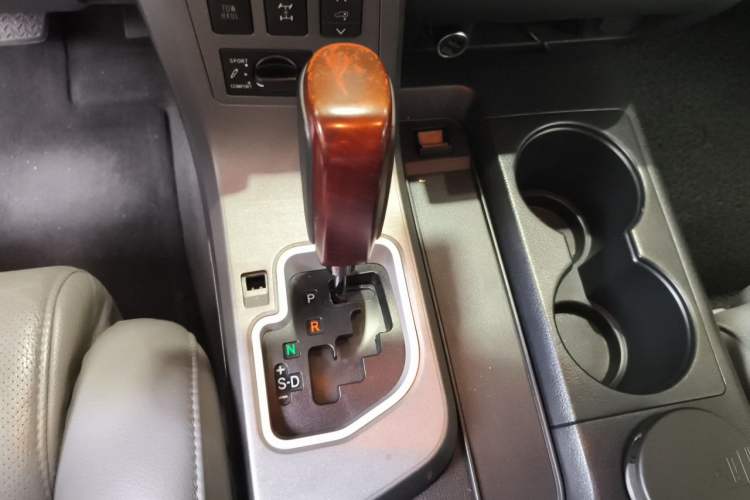 Used Toyota Sequoia 2010 5.7 Platinum Edition Gear Lever