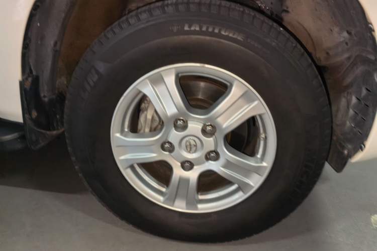 Used Toyota Sequoia  Right Front Wheel Hub