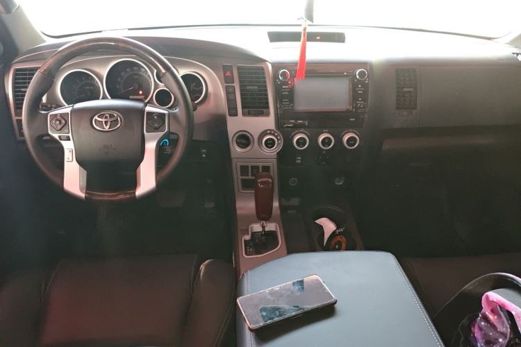 Used Toyota Sequoia 2014 5.7L SR5 8-Seater Middle East Version Center Console