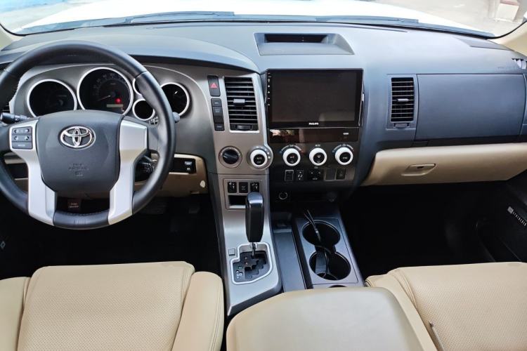 Used Toyota Sequoia 2014 5.7L SR5 8-Seater Middle East Version Center Console
