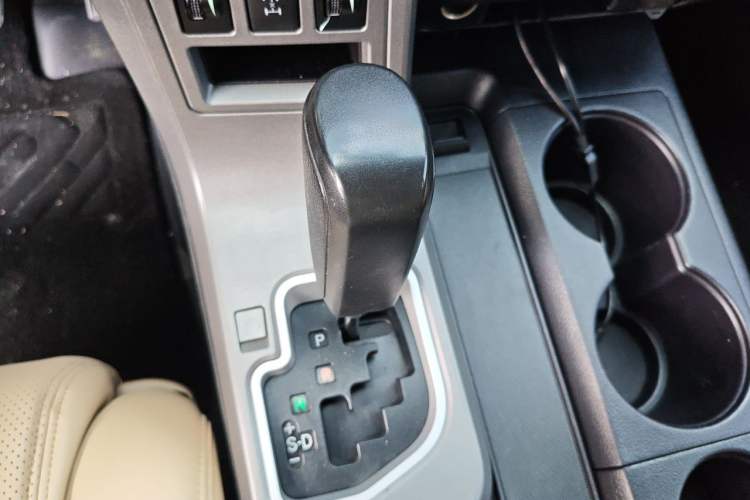 Used Toyota Sequoia 2014 5.7L SR5 8-Seater Middle East Version Gear Lever
