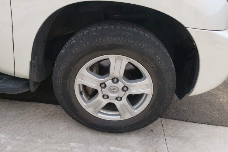 Used Toyota Sequoia  Right Front Wheel Hub