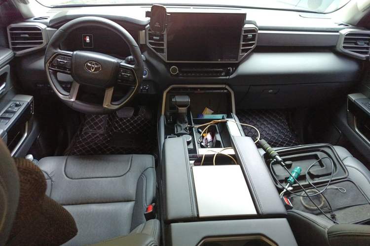 Used Toyota Sequoia 2023 3.5T Hybrid 4x4 SR5 U.S. Specification Center Console