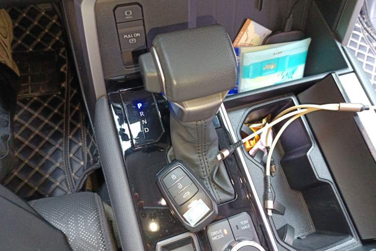 Used Toyota Sequoia 2023 3.5T Hybrid 4x4 SR5 U.S. Specification Gear Lever