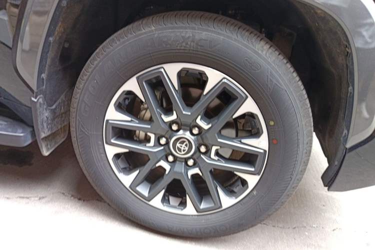 Used Toyota Sequoia 2023 3.5T Hybrid 4x4 SR5 U.S. Specification Right Front Wheel Hub