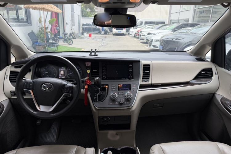 Used Toyota SIENNA  Interior 1