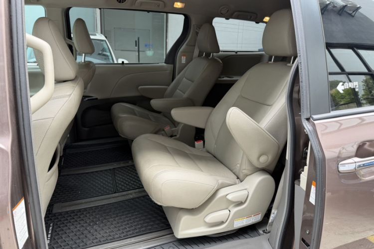 Used Toyota SIENNA  Interior 4