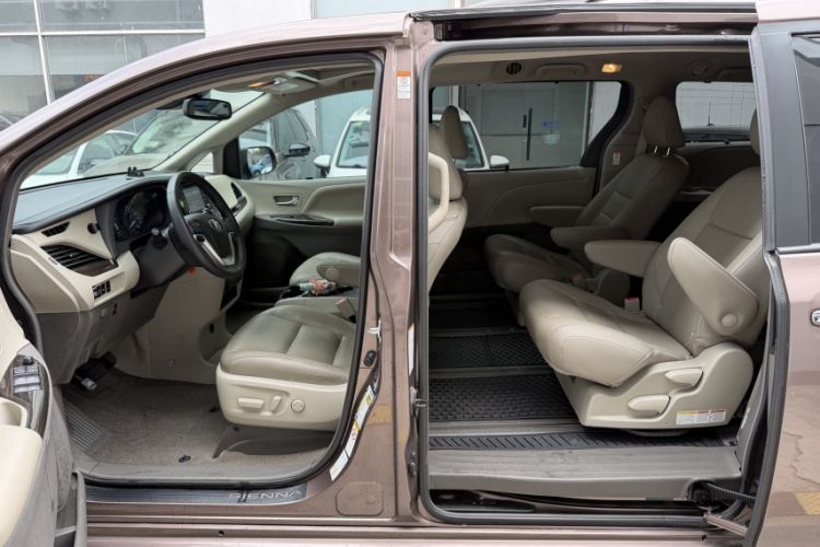 Used Toyota SIENNA  Interior 5
