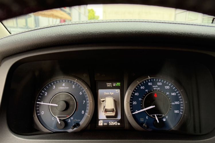 Used Toyota SIENNA  Odometer Close Up