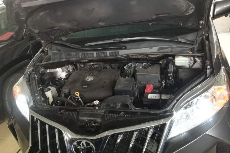 Used Toyota SIENNA  Engine Bay