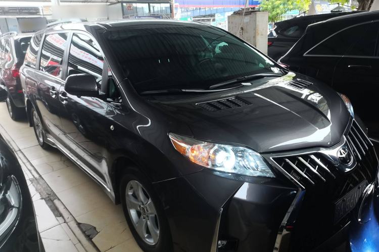 Used Toyota SIENNA  Exterior 1